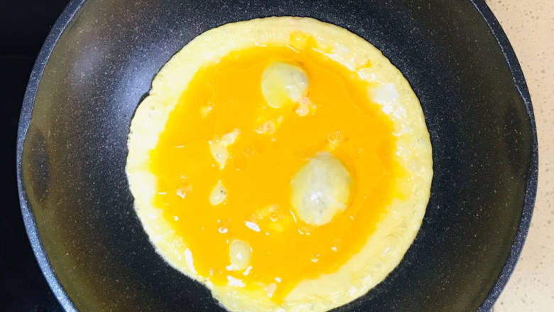 白萝卜炒鸡蛋,起油锅，油烧热，倒入鸡蛋液，煎至金黄色