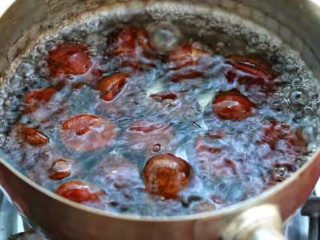 板栗排骨煲,锅中烧开水，放入划开口的板栗大火煮3-5分钟。