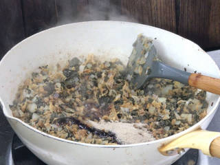 梅干菜猪肉馅饺子,加入老抽、生抽、蚝油、胡椒粉翻炒均匀，关火放凉