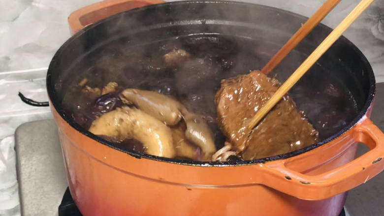 枣香卤牛肉,1小时后用筷子试试肉的熟烂程度，感觉合自己的口感就关火，焖2小时以上
