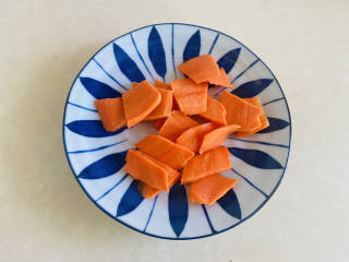 五花肉炒黄瓜,胡萝卜洗净去皮切片