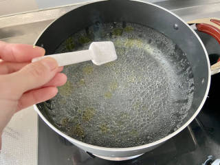 凉拌蒜蓉西兰花,坐锅烧水，水开加几滴食用油，半茶匙食盐