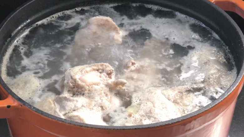 猪骨五花肉冬瓜汤,加入适量清水，大火煮沸
