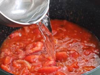 虾滑汤,倒入一小碗清水改大火烧至沸腾。