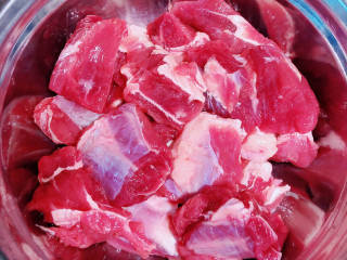 芋头焖牛腩,切成大块儿，锅中烧开水，放入牛腩煮去血水，洗净待用。