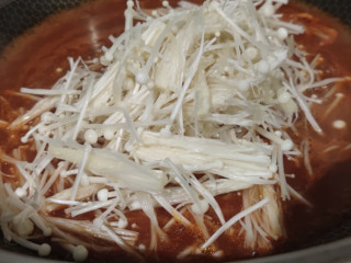 金针菇番茄汤,汤烧热烧开后加入金针菇。