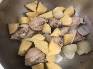 家常鸡块,加入土豆，简单翻炒。