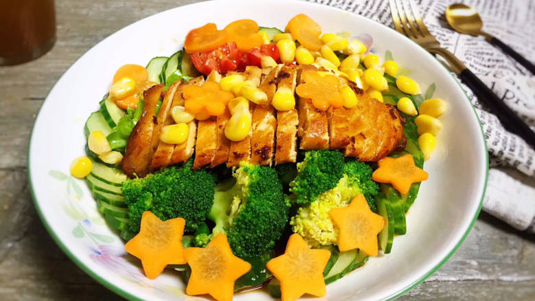 鸡胸肉蔬菜沙拉,一道美味的鸡胸肉蔬菜沙拉就做好了