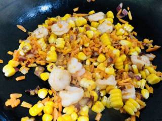 玉米虾仁蛋炒饭,倒入熟玉米粒快速翻炒均匀。