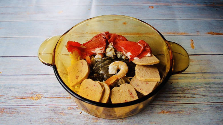 酸菜海鲜锅,<a style='color:red;display:inline-block;' href='/shicai/ 427'>午餐肉</a>切成厚片，均匀的码在酸菜上。