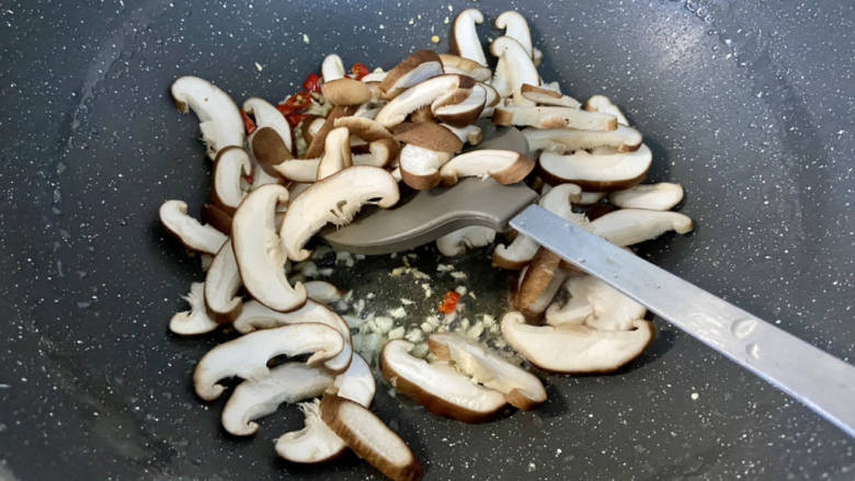 香菇炒生菜,加入香菇片中火煸炒变软