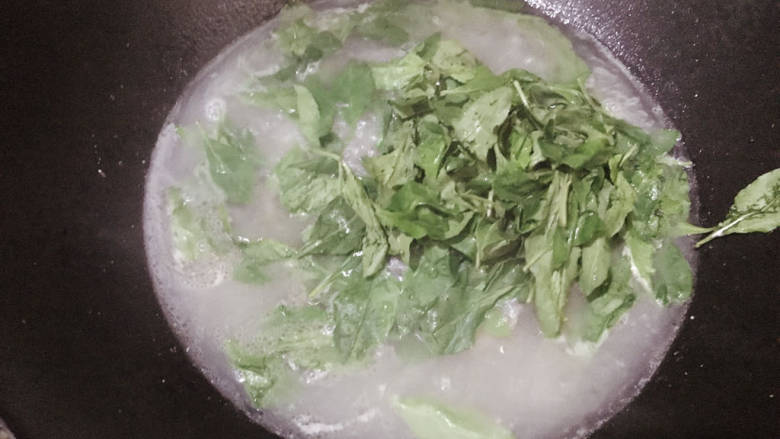 青菜猪肝汤,加入枸杞叶煮1～2分钟