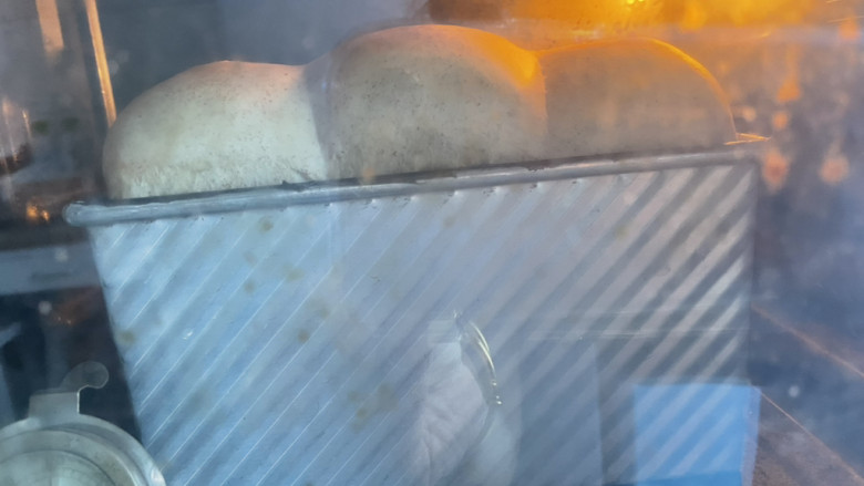 香浓全麦吐司,发酵至8分满后，烤箱预热180度，烤约35分钟左右。