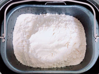 淡奶油小餐包,将高筋面粉放入面包机中。