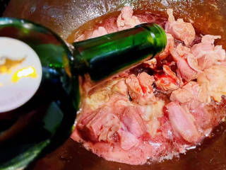 红酒炖羊肉,倒入这道美味的经典灵魂配料红酒放入调味料一品鲜酱油、蚝油、料酒、糖
