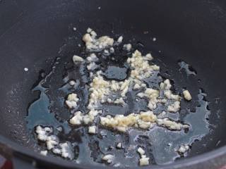 柠檬鸡柳,锅中留少许底油，放入蒜末小火炒香。