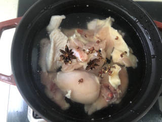 土豆香菇焖鸡,将鸡腿块冷水下锅，锅中放入大料➕花椒。