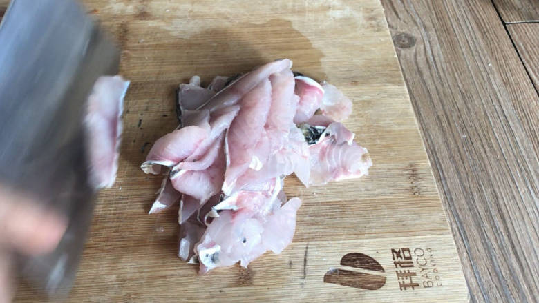 葱油鱼片,财鱼清理干净后片下鱼肉，再将鱼肉上的鱼骨片下了另用，将鱼肉切成薄片