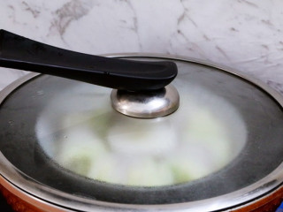 蔬菜卷,蒸锅中的水煮开，放入白菜肉卷，大火蒸15分钟
