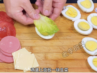 迷你鸡蛋小汉堡制作教程,鸡蛋上放一张生菜。