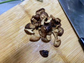 姜葱冬菇蒸滑鸡,泡发好的香菇洗净，挤去水分，去蒂，切小块