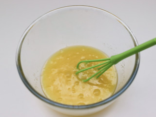 #闹元宵#宫廷桃酥,搅拌均匀至白糖溶化。