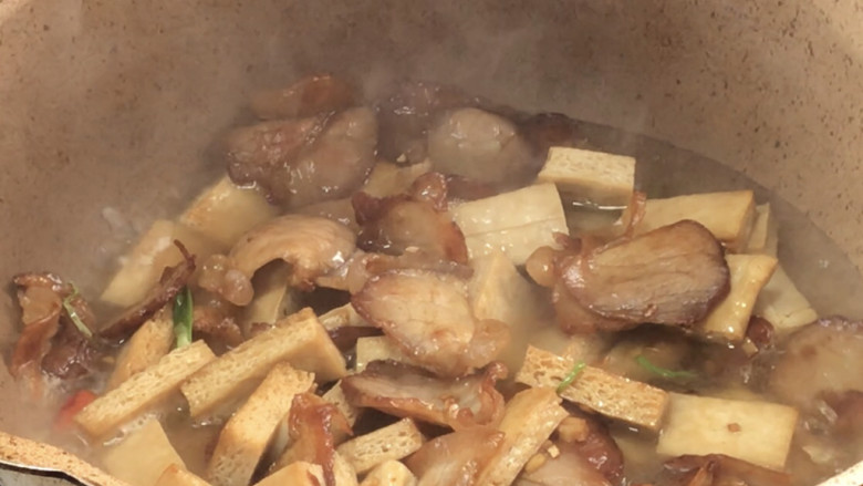 豆干炒腊肉,加适量清水煮沸后继续烧入味