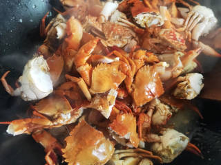 家常炒螃蟹,就可以加入河蟹了。