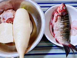 家常鲫鱼,准备原材料鲫鱼、羊肉、白萝卜、豆腐