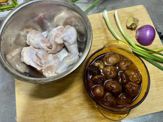 姜葱冬菇蒸滑鸡,食材合照：鸡翅根一斤，干香菇十个提前泡发，洋葱半个，小葱两根，姜一块，蒜三瓣