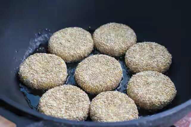 田园南瓜饼,锅中倒适量食用油烧热，依次放入饼胚开小火烙制。