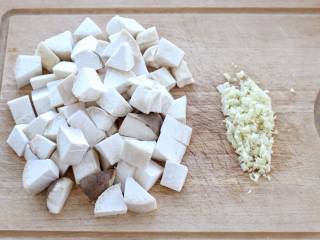 酥炸蘑菇,杏鲍菇洗净切成适量大小的滚刀块，蒜切成蒜末。