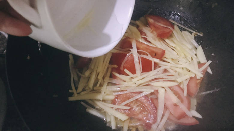 西红柿炒土豆丝,加入适量温水