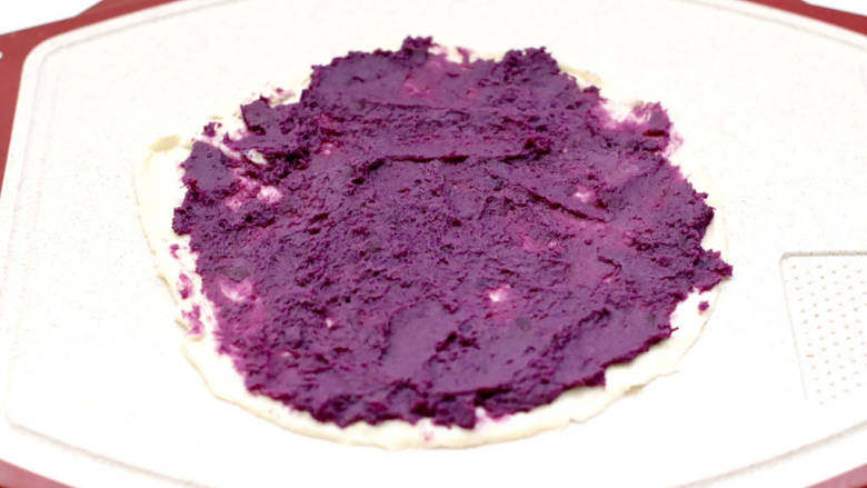 紫薯迷你可颂,上面均匀的涂抹紫薯泥。