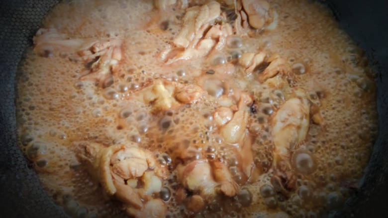 红烧翅根,加入汤，刚好没过翅根就可以。可以加几滴醋，可以更容易将翅根煮烂。