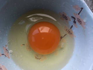 番茄黄瓜炒蛋,鸡蛋打入碗中。