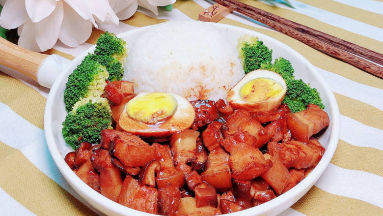 香菇卤肉饭,配上<a style='color:red;display:inline-block;' href='/shicai/ 507'>米饭</a>，西兰花烫一下，搭配上就是营养丰富的一餐美味。