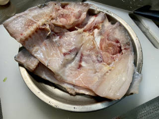 鱼头炖汤➕鱼头豆腐汤,鱼头买的时候已经去腮劈开了，在水中洗去残余的血，撕去黑膜，去掉鱼牙齿，清洗干净备用
