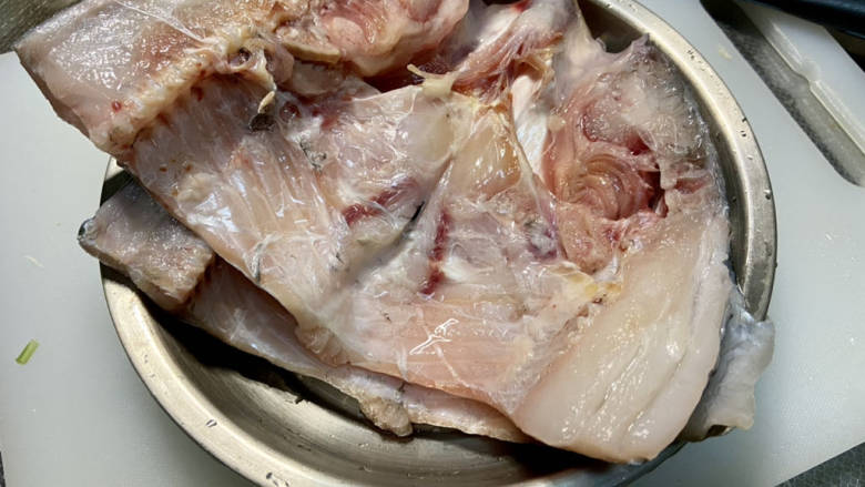 鱼头炖汤➕鱼头豆腐汤,鱼头买的时候已经去腮劈开了，在水中洗去残余的血，撕去黑膜，去掉鱼牙齿，清洗干净备用