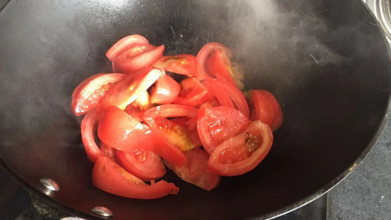 番茄炒鱼片,下入番茄