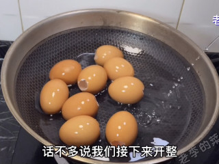 晶莹剔透的水晶鸡蛋制作教程,鸡蛋壳下开水煮一下