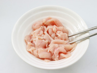藤椒茼蒿肉片,混合搅拌均匀腌制10分钟。