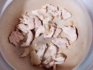 冬瓜瘦肉汤,再放入瘦肉炒匀。