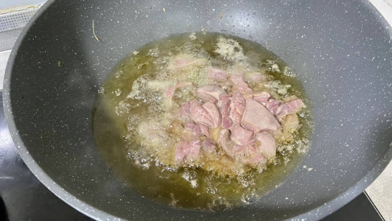 爆炒猪腰,锅中宽油，五成尤文，加入腌制好的猪腰，中火滑油10秒左右