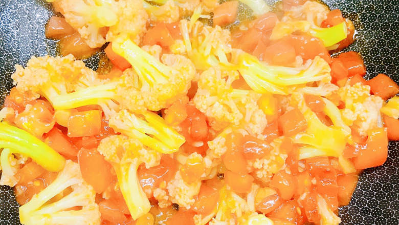 茄汁花菜,拌匀后再炒一分钟，让番茄汁完全包裹在花菜上