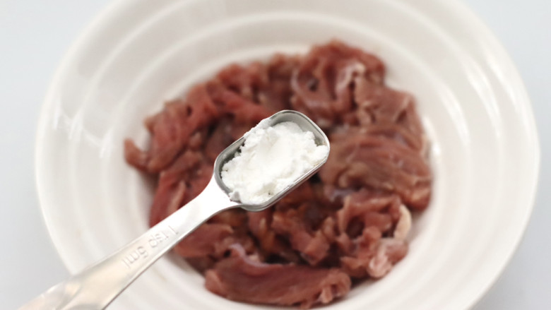 滑蛋牛肉,在加入淀粉，让肉片更滑嫩可口。