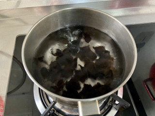 五花肉炒黄瓜➕五花肉木耳炒黄瓜,坐锅烧水，水开下锅焯水一分钟，捞出沥水备用