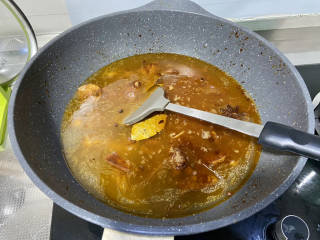 红焖牛肉煲➕胡萝卜土豆红焖牛腩堡,加入过筛的牛肉原汤，煮开，