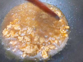 鸡蛋炖豆腐,随后加入盐、淀粉勾芡、蚝油翻炒入味