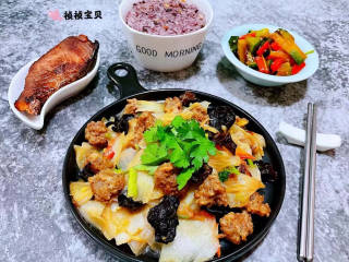 白菜烩小酥肉,搭配一碗杂粮米饭、秘制三文鱼、凉拌小萝卜咸菜一起吃才叫完美